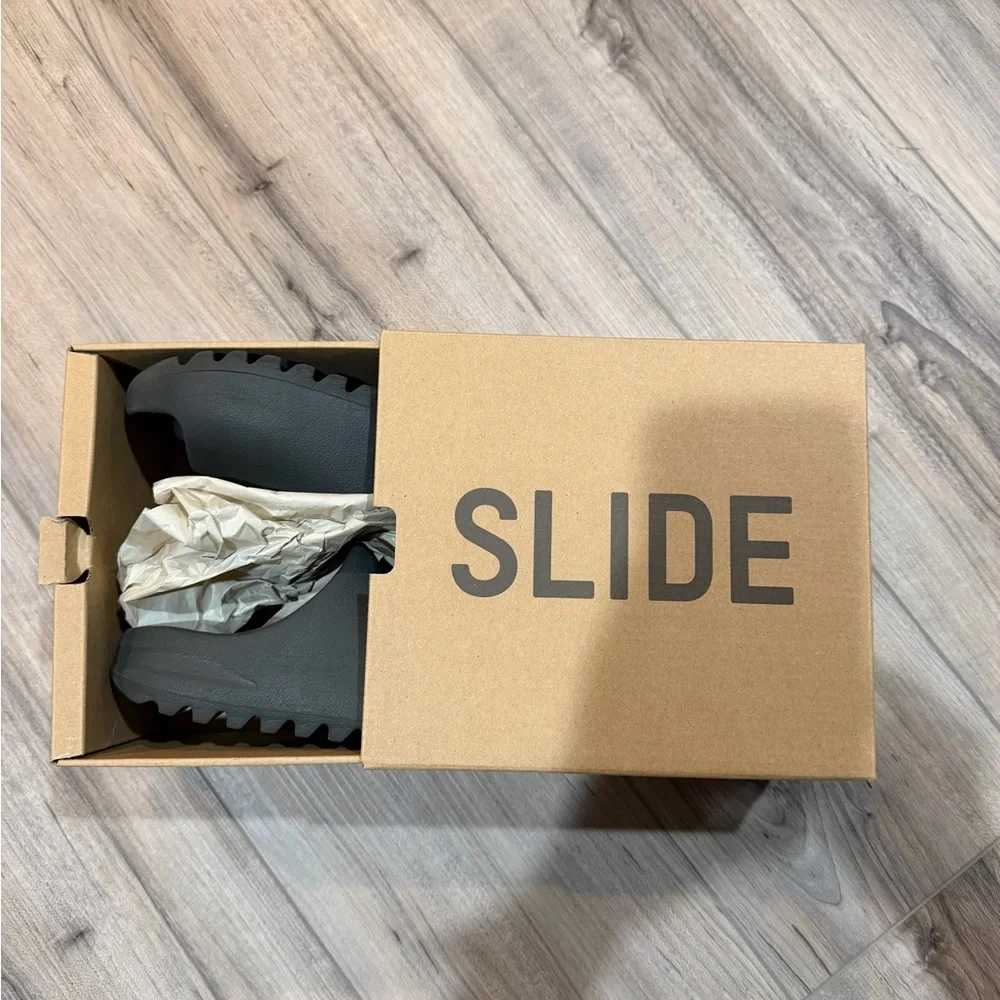 Yeezy slides kids! - Picture 4 of 5